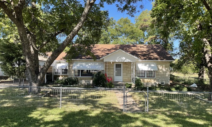 Springtown Casa | Rock House & 6 acre Pecan Orchard Springtown Center near 51 & 199