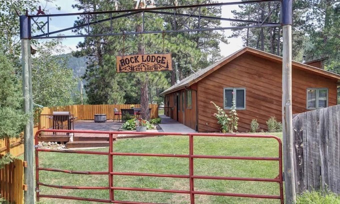 Keystone Casa | Rock Lodge Complete with Covered Parking and a Hot Tub!