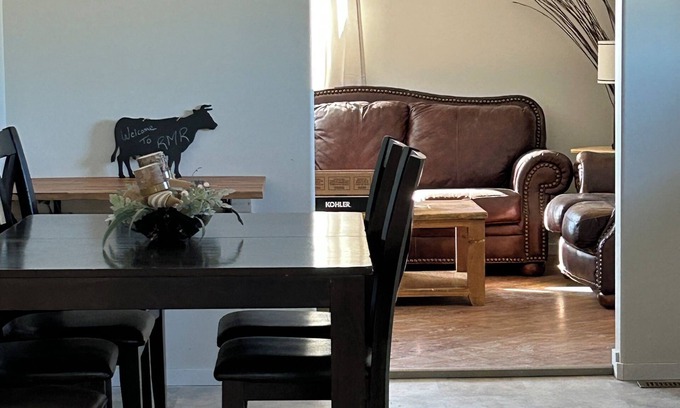 Saskatchewan Otro | Rock Mountain Retreat, your tranquil getaway in Coronach. Pet-friendly!