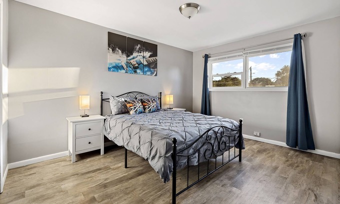Aurora Condominio | Rock&Roll-Theme Apt 65"TV/WiFi/FreeParking/Close to Aurora downtown area