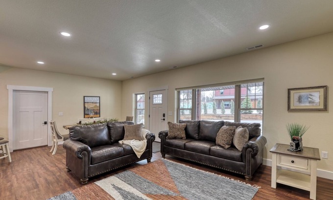 Rockerville Condominio | Rockerville Gold Town Lodging #7-Badlands Retreat Near Mt. Rushmore - This two-bedroom condo is your perfect home base for adventure and relaxation. Just minutes from Mount Rushmore, Crazy Horse Memorial, Custer State Park, Sturgis, and the Badlands.
