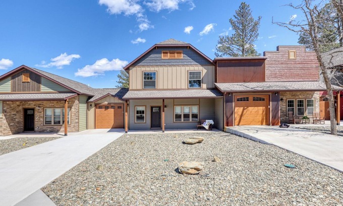 Rockerville Condominio | Rockerville Gold Town Lodging #15-This two-bedroom condo is your perfect home base for adventure and relaxation. Just minutes from Mount Rushmore, Crazy Horse Memorial, Custer State Park, Sturgis, and the Badlands.