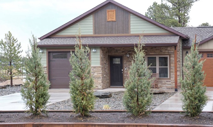 Rockerville Condominio | Rockerville Gold Town Lodging #16-This one-bedroom condo is your perfect home base for adventure and relaxation. Just minutes from Mount Rushmore, Crazy Horse Memorial, Custer State Park, Sturgis, and the Badlands.