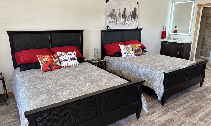 Johnson City Cabina | Rockin’ Pony Silver Dollar Winery Hill Country 2 Queen Beds! Winery & Bistro