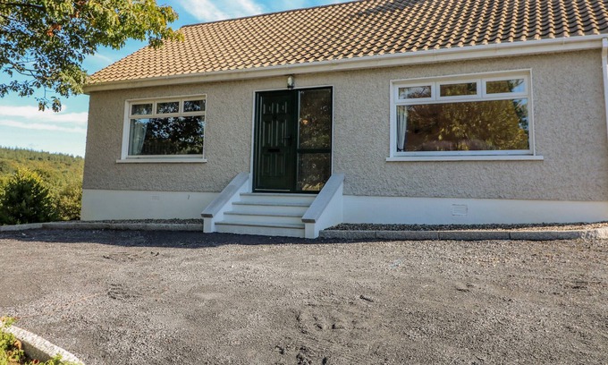 Castledockrell Cabaña | ROCKWOOD COTTAGE, pet friendly in Bunclody, County Wexford