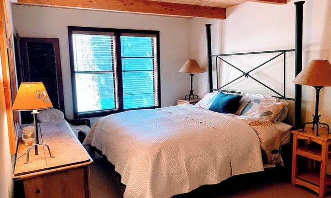Alpine Meadows Cabina | Rocky Alpine Lodge | Game Room, Mountain Views & Hot Tub!