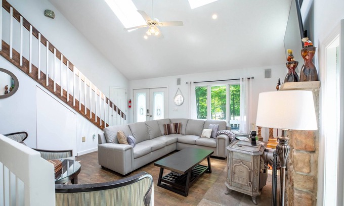 Gouldsboro Casa | Rocky Forest Cabin - Lake / Skiing / Casino / Hiking