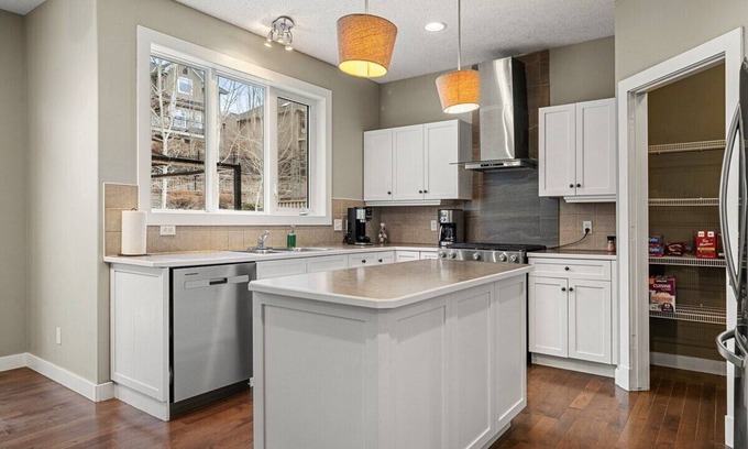 Calgary Casa | Rocky Mountains Retreat - 2 BRM Home in Crestmont
