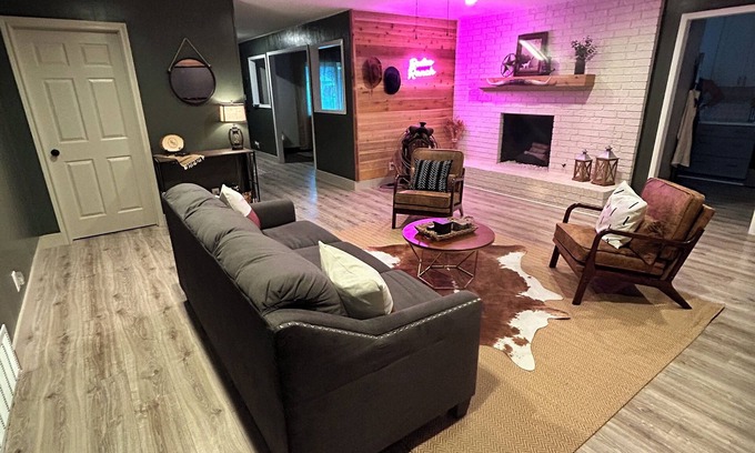 River Oaks Casa | Rodeo Ranch River District. Near all attractions. Sleeps 9, Fenced yard, Pets ok