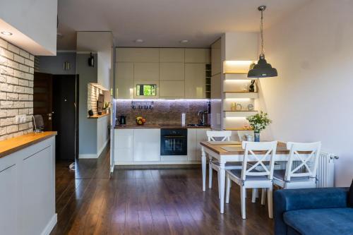 Warsaw Apartamento | Rodzinny relaks z ogrodem i garażem