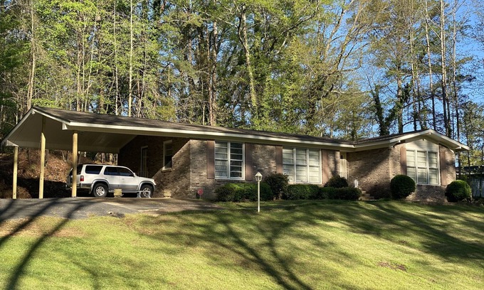 Northport Casa | Roll Tide! Game day University of Alabama visit, work or business. 3 BR & 2 BA.