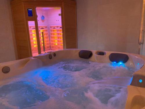 Deuil-la-Barre Apartamento | *Romance Jacuzzi* Appartement Spa pour les amoureux ou les solos