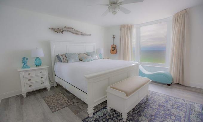 Panama City Beach Condominio | Romantic Beach Condo, Servicios únicos, cerca de Pier Park, 4 Sillas de playa GRATIS,