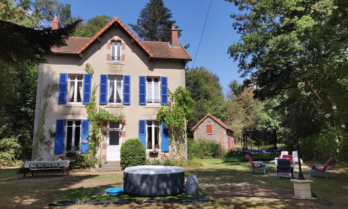 Buxieres-sous-Montaigut Casa | Romantic 19th century country home with a big garden and BBQ.
