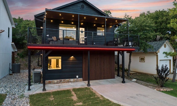 Medicine Park Casa | Romantic Adult Kink Theme Couples Getaway-Hot Tub -Free Golf Cart For Sept. Only
