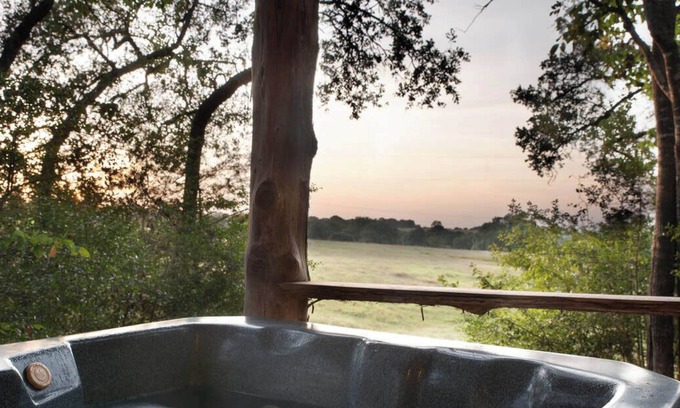 Brenham Cabina | Romantic and Private Spa Cabin with Hot Tub at Scenic Hill Retreat