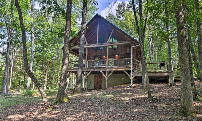 Leicester Cabina | ¡Romántica cabaña en el área de Asheville con terraza y bañera de hidromasaje!