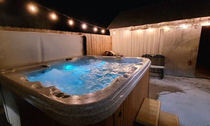 Augusta Cabaña | Romantic Augusta Cottage w/ hot tub