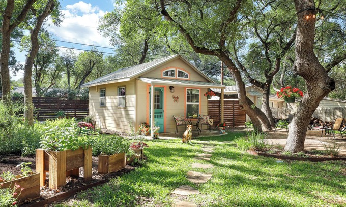 Wetmore Casa | Romantic~Butterfly Cttg~Central Loc, Firepit ~Oaks