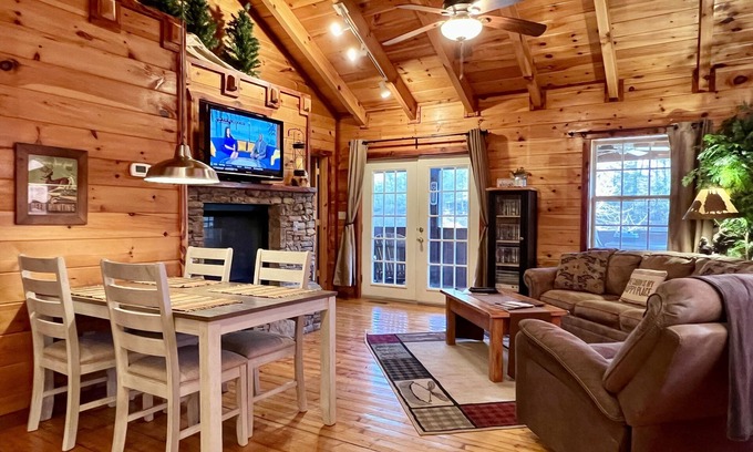 Gatlinburg - Pigeon Forge Cabina | Romántico, cabaña privada en estanque de pesca-cama King-chimenea-jacuzzi-Wifi gratuito