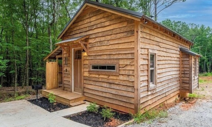 Milledgeville Cabina | Romantic Cabin Hideaway — Outdoor Rain Shower, Soaking Tub & Fire Pit