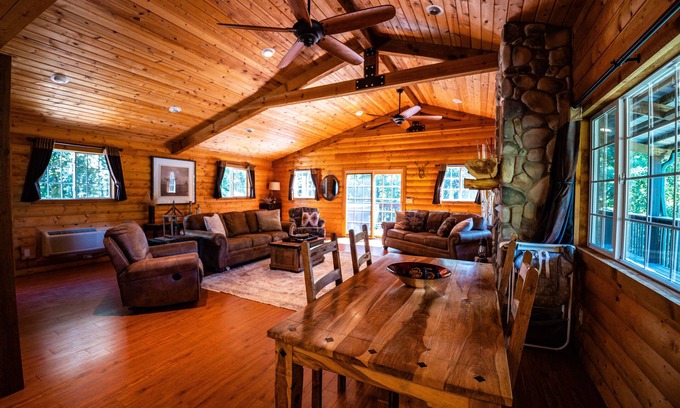 Ferryville Cabina | Romantic Cabin: Secluded Woods, Hot Tub, and Privacy in the Driftless Region.