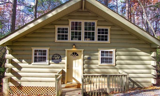 Sautee Nacoochee Cabina | Hot Tub Cabin Near Waterfalls & 6 Mi to Helen