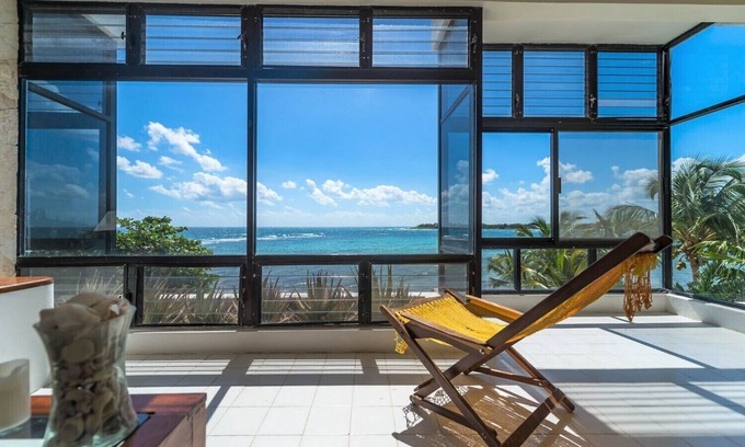 Akumal Condominio | Vistas románticas de la bahía con 2 piscinas.