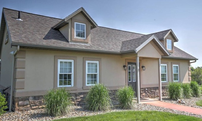 Millersburg Cabaña | Romantic Cottage with Kitchen & Private Hot Tub