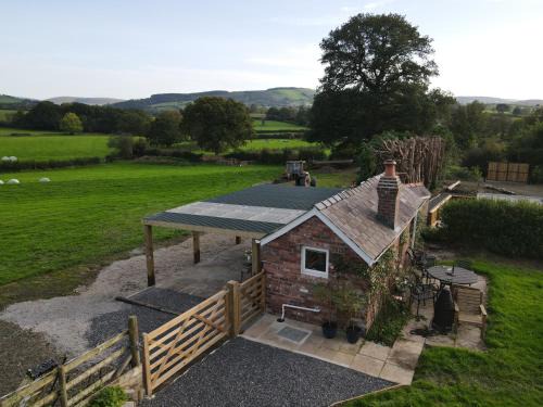 Llangadog Chalet De Esquí | Romantic country cabin with log burner, spectacular views, spa hot tub - Brecon Beacons National Park