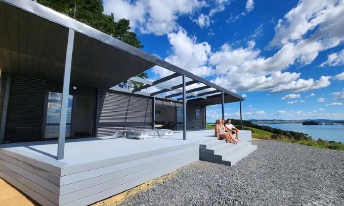 Waerenga Cabina | Romantic Countryside Cabin with Magnificent Lake Views