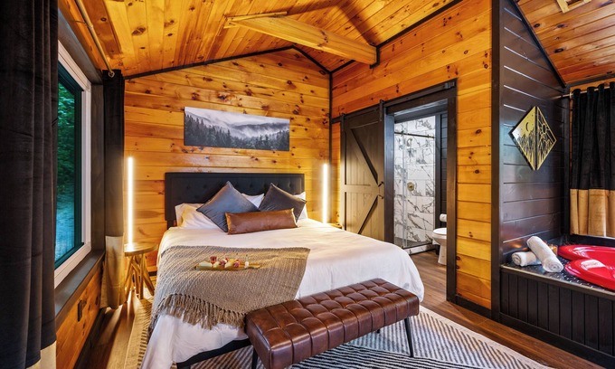 Sevierville Cabina | Romantic Couples Hideaway! Private Theater! Hot tub! Firepit! SEASONAL SPECIALS!