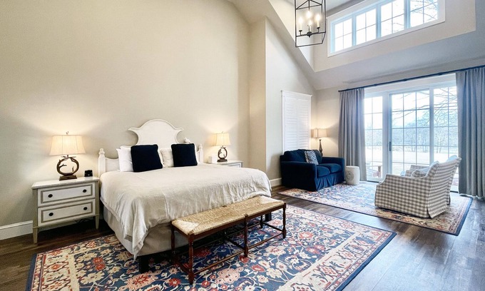 Reeders Chalet De Esquí | Romantic Couples Suite in the Poconos with Jetted Tub