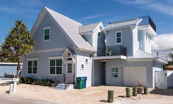 Bradenton Beach Cabaña | Romantic, Cute Cottage on Anna Maria Island. Close To Everything. Pet Friendly!