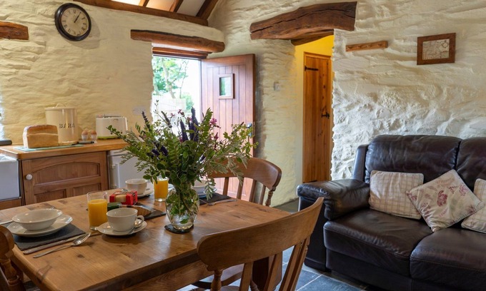 Crymych Casa | Romantic dog friendly 1-bedroom cottage in Pembrokeshire countryside