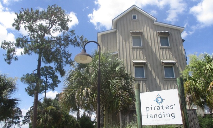 Carrabelle Condominio | ¿Trabajando como un capitán? ¡Ven a jugar como un pirata!