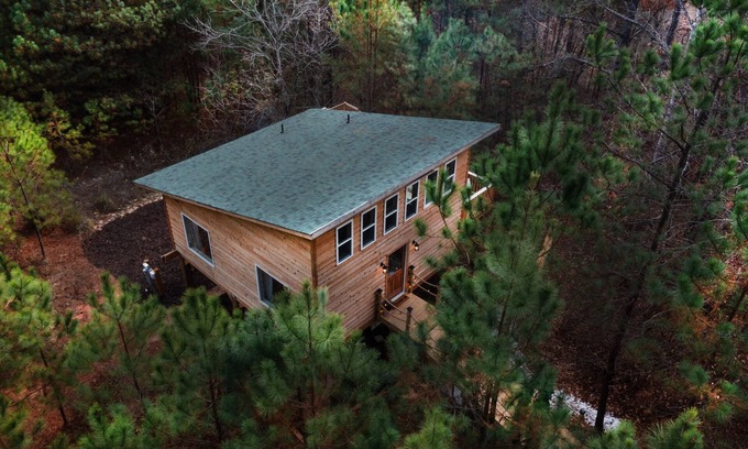 Lawndale Cabina | Romantic Escape in the Treetops w/ Outdoor Shower, Hot tub, & Firepit!