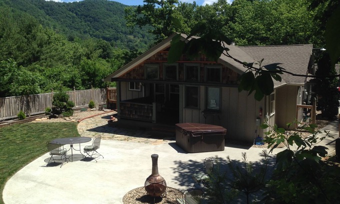 Asheville Casa | Escape romántico privado con bañera de hidromasaje y chimenea y patio cercado. (duerme 2)