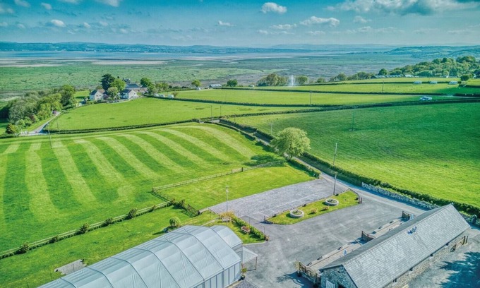 Crynant Cabaña | Romantic farm Country Retreat cottage on the Gower Coastline. Pet friendly