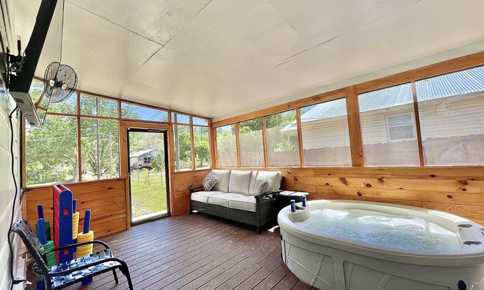 San Marcos Casa | Romantic Farmhouse w hot tub, DT SM 5 min