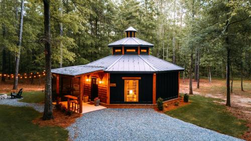 Marshallville Casa | Romantic Gazebo Cottage W Hot Tub & Pond