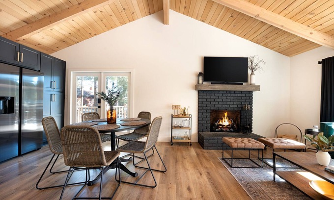 Running Springs Cabina | Romantic Getaway Cabin w/private hot tub, deck and fireplace