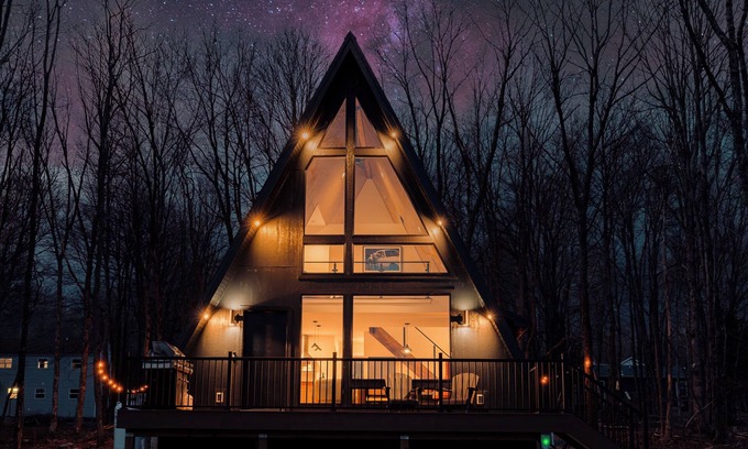 Tunkhannock Township Cabina | Romantic Getaway :: Lakeview A-Frame :: Hot Tub