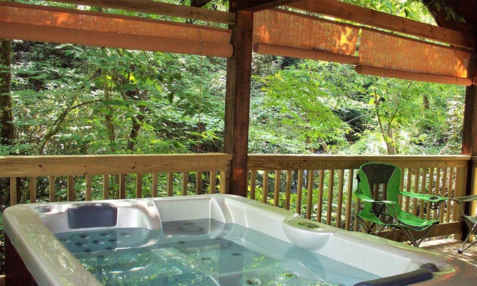 Hot Springs Cabina | Romántica cabaña de luna de miel en Spring Creek con bañera de hidromasaje, anillo de fuego, pesca de truchas