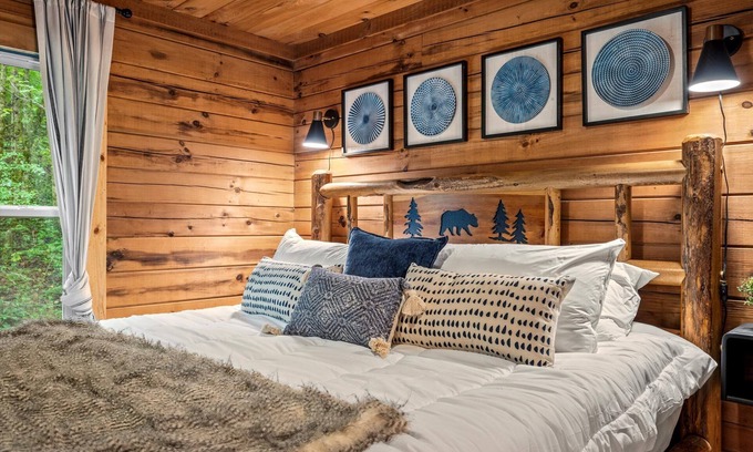 Townsend Cabina | Romantic, Hot Tub, Game Room, walk to bike path