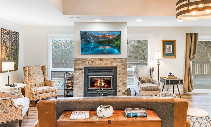 Rogers Casa | Secluded & Romantic Beaver Lake Cottage Retreat