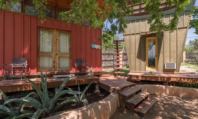 Spicewood Cabina | Romántico rojo Eco-Cabin