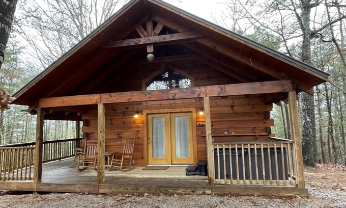Tellico Plains Casa | Romantic Laurel Wood Home with Private Hot Tub