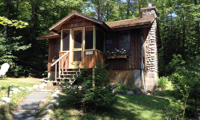Drummond Cabina | Log Cabin romántica Ubicado en boscosas Marco en el lago Wilipyro