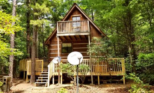 Tellico Plains Casa | Romantic Log Cabin with Hot Tub near Cherokee National Forest, Tennessee